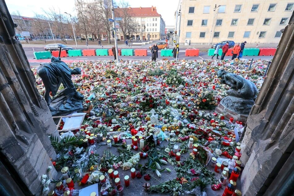 Vor der Johanniskirche wurden Hunderte Kerzen, Blumen und Plüschtiere in Gedenken an die Anschlagsopfer abgelegt.