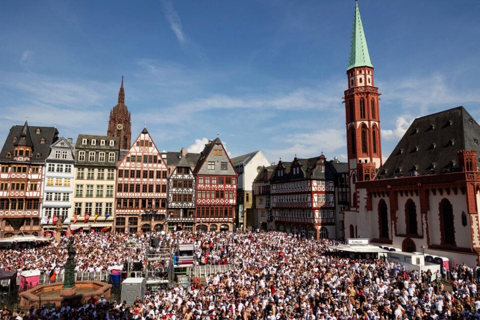Auf dem Römerberg hatten sich mehrere Tausend Fans versammelt, um den geschichtsträchtigen Erfolg gemeinsam mit ihrer Mannschaft zu feiern.