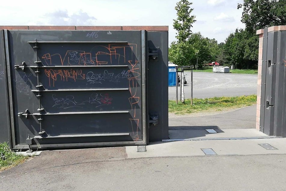 Dieses Grimmaer Fluttor wurde durch Vandalismus am Wochenende beschädigt, wodurch es durch verbogene Eisenteile nicht geschlossen werden kann.