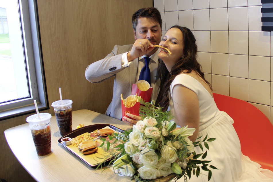 Mike und Kathi Haller aus München schmausen nach dem Ja-Wort in einem McDonald's.