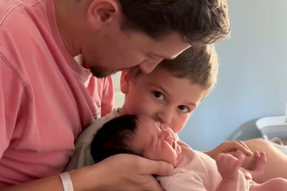 Der kleine Gabriel (3, Mitte) wurde im vergangenen Monat gebeten, Fotos von seiner Baby-Schwester, seinen Eltern und Großeltern zu machen.