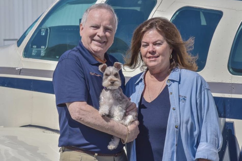 Ron Timmermans und seine Frau Barbara kamen am vergangenen Mittwoch bei einem Flugzeugabsturz ums Leben. Ihr kleiner Hund hatte dagegen einen Schutzengel auf seiner Seite.