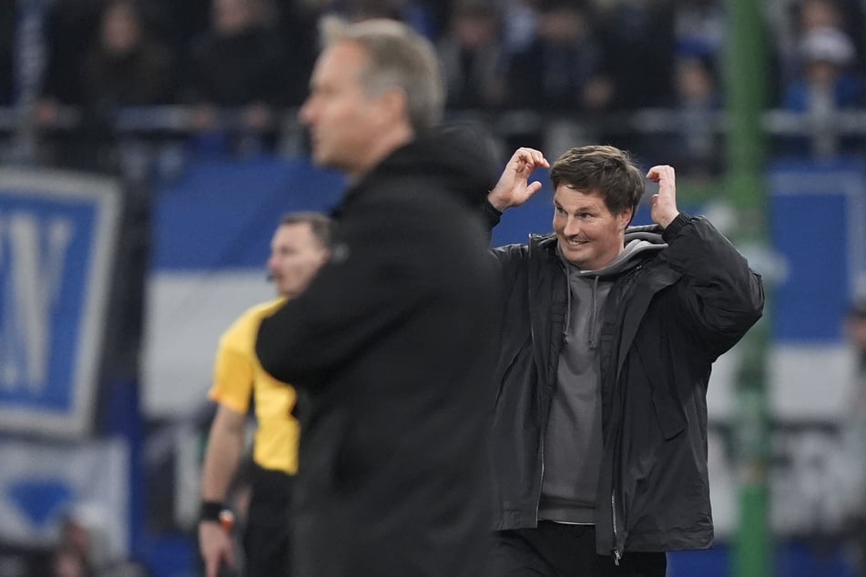 Nach der verpassten Chance auf den Ausgleich: Verzweiflung bei HSV-Cheftrainer Merlin Polzin (35, r.).