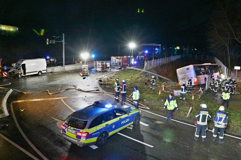 Heftiger Crash zwischen Bus und Transporter: Ein Toter, zwei Schwerverletzte!