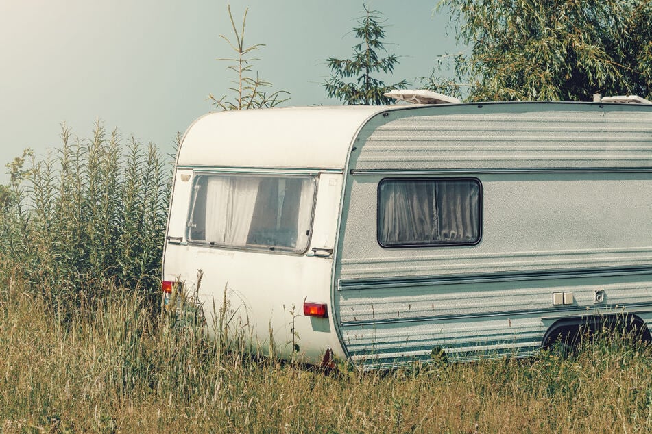 Drei Männer zwischen 28 und 45 Jahren dachten offenbar, der Wohnwagen wäre leichte Beute. Mit dem Mann darin haben sie offenbar nicht gerechnet. (Symbolfoto)