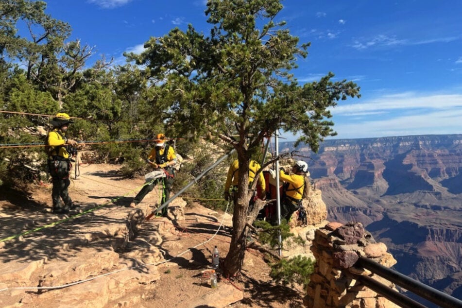 Ein Einsatzteam seilte sich ab, um den verstorbenen Basejumper zu bergen.