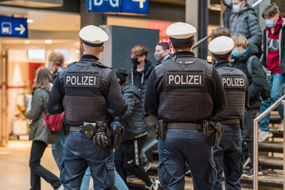 Aggressiver Mann Belästigt Frauen: Polizisten Stellen Mehrere Strafanzeigen