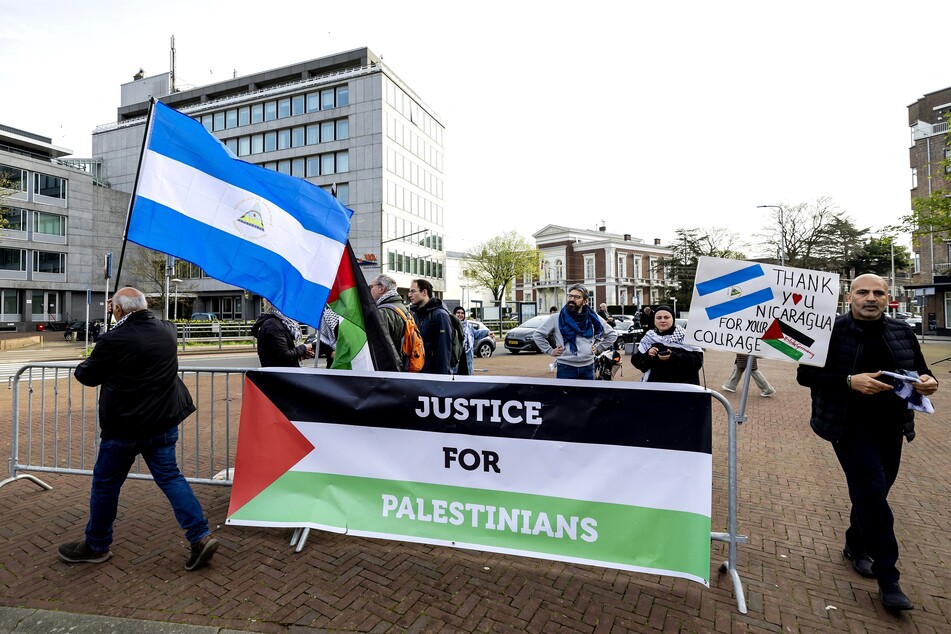 Anfang April demonstrierten bereits mehrere Menschen vor dem Gerichtsgebäude in Den Haag, nun soll über den Eilantrag entschieden werden.
