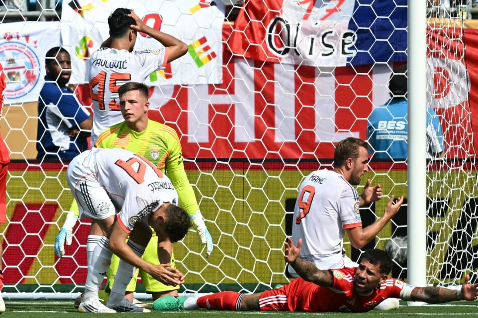 Am Boden zerstört: Harry Kane (r, kniend) hätte in den letzten Sekunden fast noch das Unentschieden geköpft.