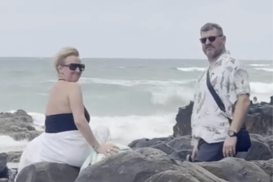 Ex-HSV-Coach Steffen Baumgart (52) und Ehefrau Katja am Strand in Australien. Die beiden besuchen eines ihrer drei Kinder dort.