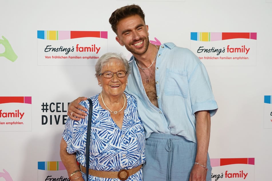 Genderfluid-Model Felix Nieder (32) kam mit seiner Oma Waltraud (87).
