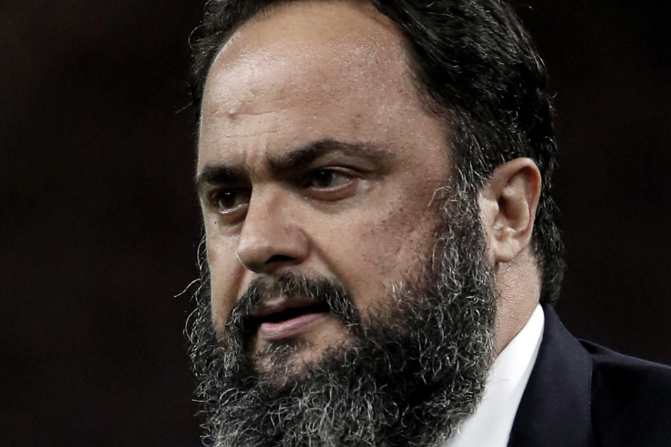 Evangelos Marinakis, Besitzer von Olympiakos Piräus, hat sich mit dem Coronavirus infiziert. Als Reaktion darauf ist das geplante Nachholspiel zwischen Manchester City und dem FC Arsenal abgesagt worden.