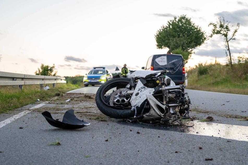 Der Motorradfahrer verlor bei einer Notbremsung die Kontrolle über sein Bike und stürzte schwer.