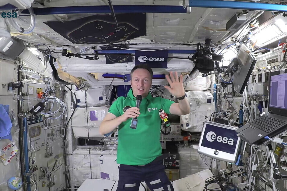 Astronaut Matthias Maurer (53) und Wilhelm in der ISS.