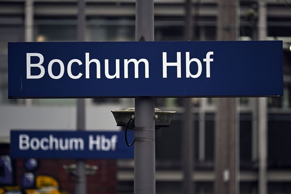 Karton mit Kabel und Batterie sorgt für Gleis-Sperrungen: Das steckt hinter dem Fund im Regionalzug