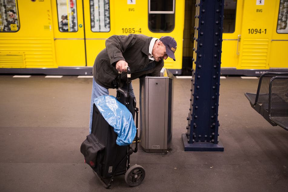 Ein Senior sucht in der U-Bahn nach Pfandgut. Viele Rentner sind von Altersarmut betroffen. (Symbolbild)