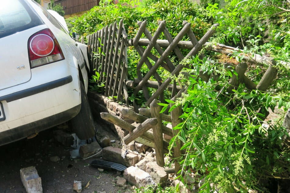 Der VW landete an einer Mauer und einem Zaun.