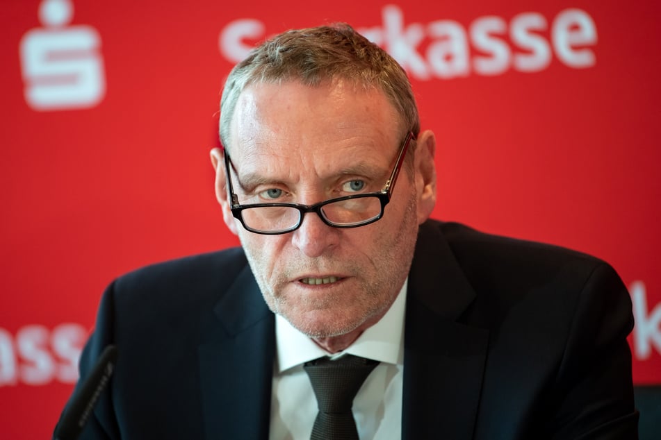 Sparkassen-Präsident Helmut Schleweis (66) hat eine Verlängerung des Teil-Lockdowns im Kampf gegen die Corona-Pandemie verteidigt.