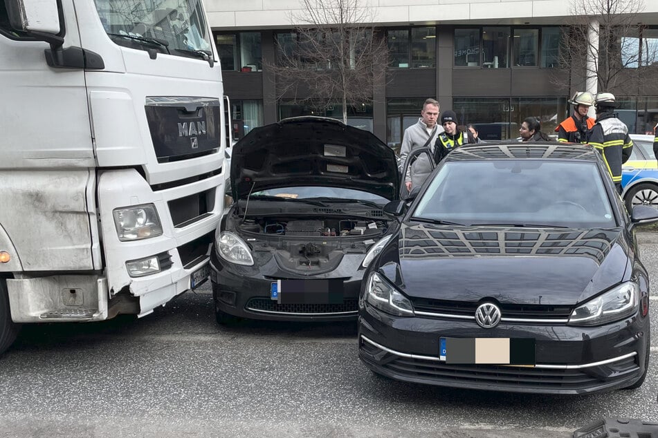 Der Lastwagen hatte die beiden Autos vor sich zusammengeschoben.