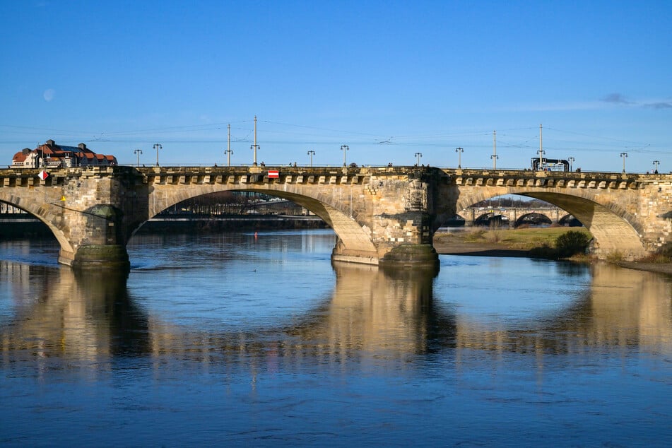 Dresden: Stadt lässt Augustusbrücke prüfen: Verkehrs-Einschränkungen erwartet
