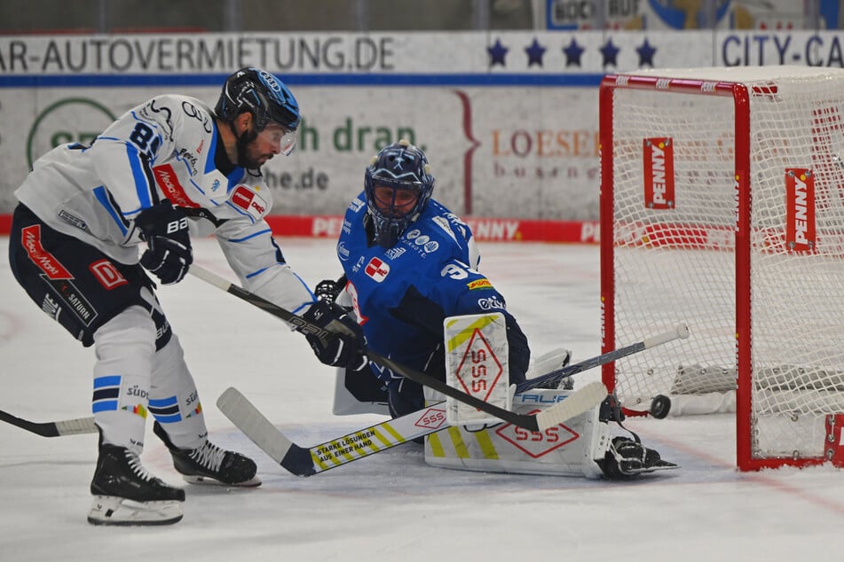 Eislöwen-Goalie Julius Hudacek (37, rechts) pariert hier gegen den Ingolstädter Austen Keating (26).