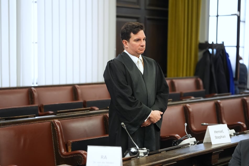 Philip von der Meden (42), Nebenklage-Vertreter von Stephan Hensel (51), ist am Freitag ohne den Vater der Kinder im Saal.
