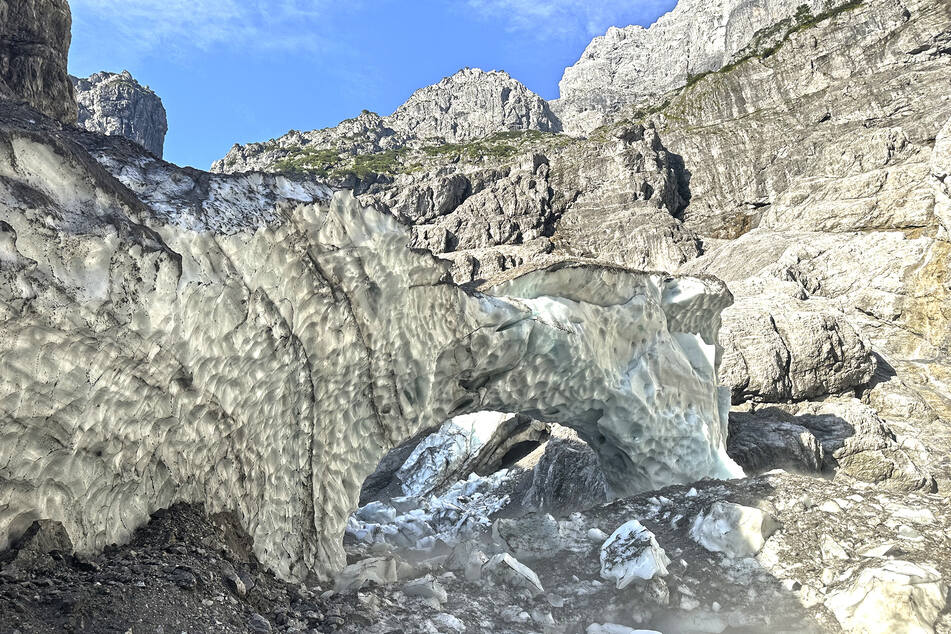 Dieses Bild zeigt die sogenannte Eiskapelle am Watzmann vor ihrem Einsturz. Das Geotop hat sich über die Jahre immer weiter zurückgebildet.