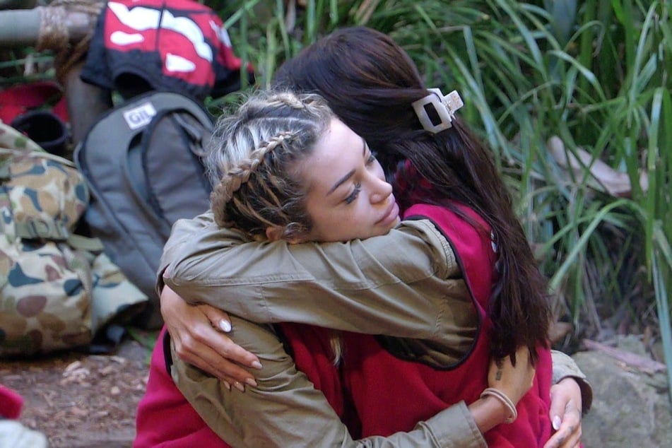 Nach ihrem überraschenden Exit wünscht Ariel (22, l.) ihrer Freundin Samira Yavuz (32) den Sieg.