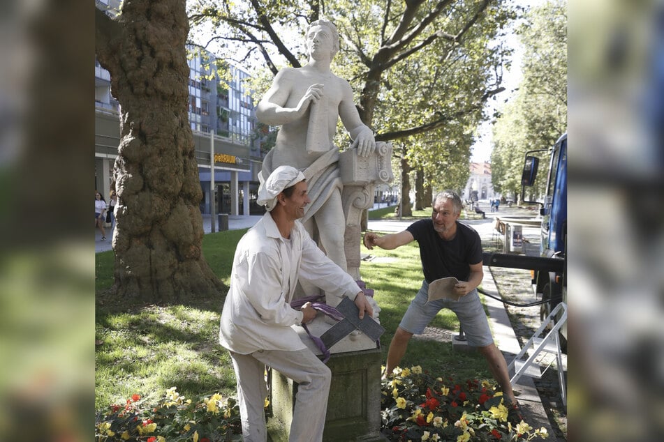 Bereits im Sommer stellten Steinmetz-Chef Sebastian Hempel (52, r.) und sein Kollege Faust (l.) vorsichtig eine Nachbildung der barocken Statue "Archäologie" an der Hauptstraße auf.