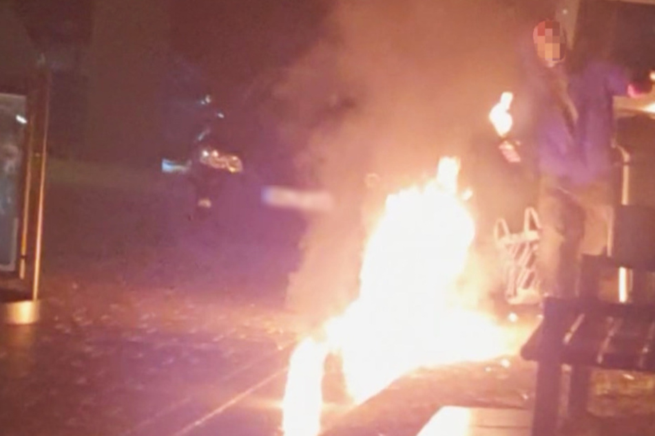 Eine Zeugin filmte den Täter bei dem Angriff mit den Molotowcocktails. (Screenshot)
