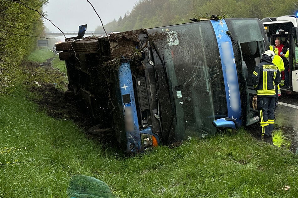 Reisebus kippt auf Autobahn um: 23 Schüler verletzt!