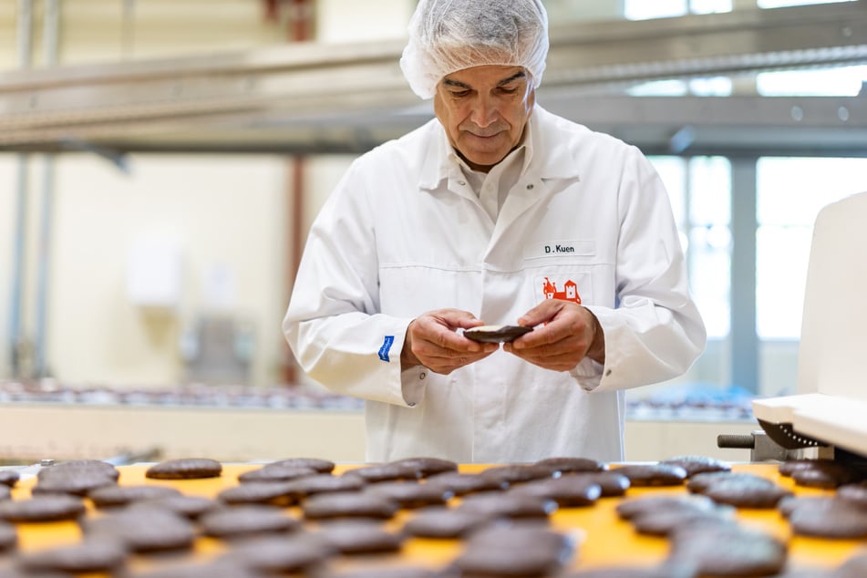 Dirk Kuen, Betriebsleiter bei Lebkuchen Schmidt, prüft stichprobenartig die Qualität frisch gebackener Lebkuchen.