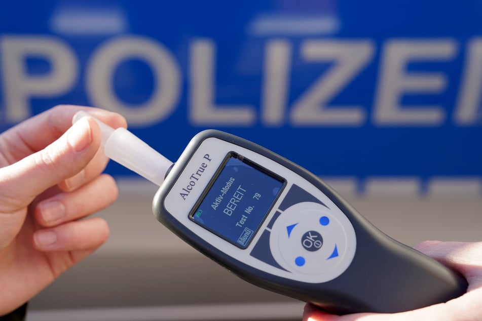 Unsicher steuerte ein Autofahrer sein Gefährt durch Köthen. Das fiel auf, die Polizei schritt ein. Der Mann hatte sehr viel Alkohol getrunken. Der Promille-Wert gilt als lebensgefährlich. (Symbolbild)