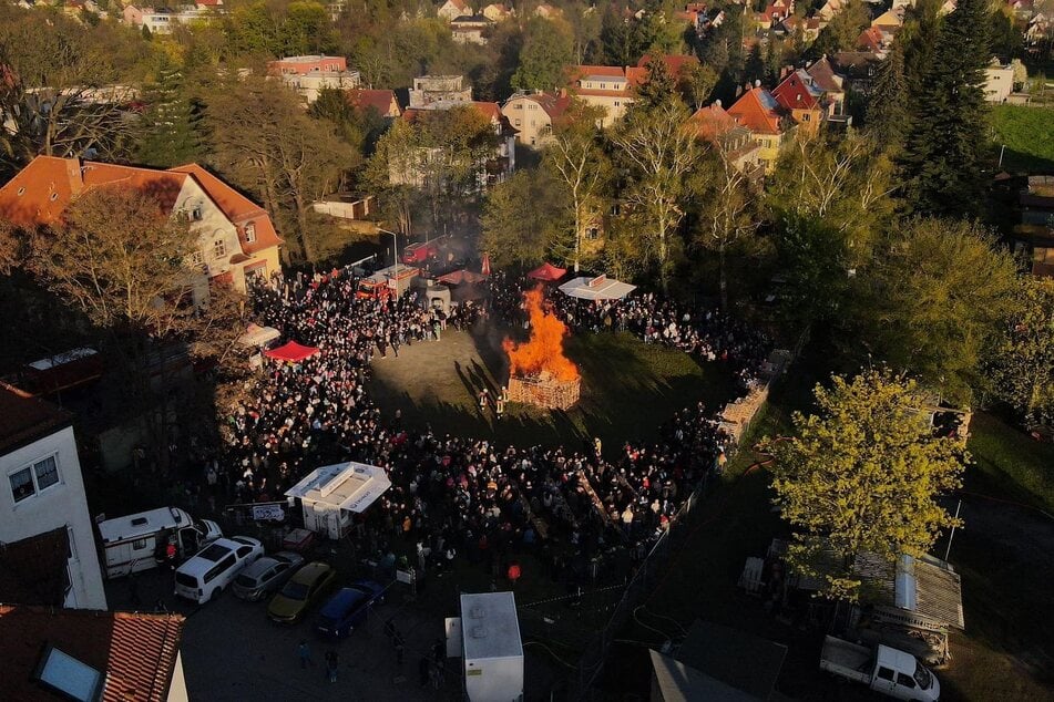 Auf dem Übungsplatz der Feuerwehr Dresden-Bühlau findet wie jedes Jahr das traditionelle Hexenfeuer statt.