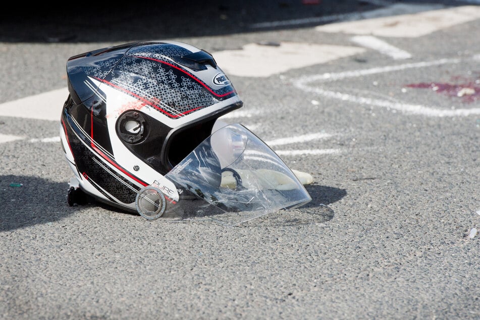 Eine Frau ist bei einem Unfall mit ihrem Motorrad im Magdeburger Ortsteil Olvenstedt schwer verletzt worden. (Symbolbild)