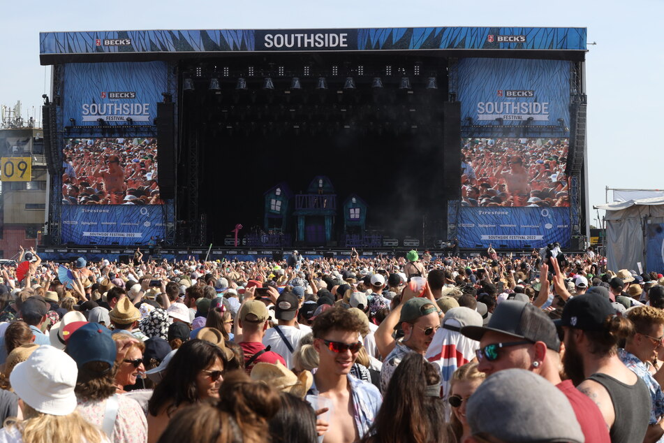 Festivalbesucher stehen bei Sonnenschein und 30 Grad Celsius vor der Bühne beim Auftritt von Tones And I auf dem "Southside"-Festival 2022.