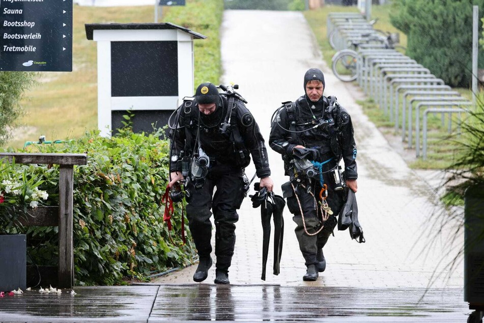 Auch bei Regen gehen die Taucher unter Wasser - einzig ein Gewitter könnte zum Abbruch der Mission am Freitag führen.