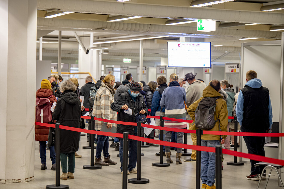 Hier im Düsseldorfer Impfzentrum warten viele vor dem Check-in auf ihre Impfung, nicht überall wird so fleißig geimpft wie in NRW.