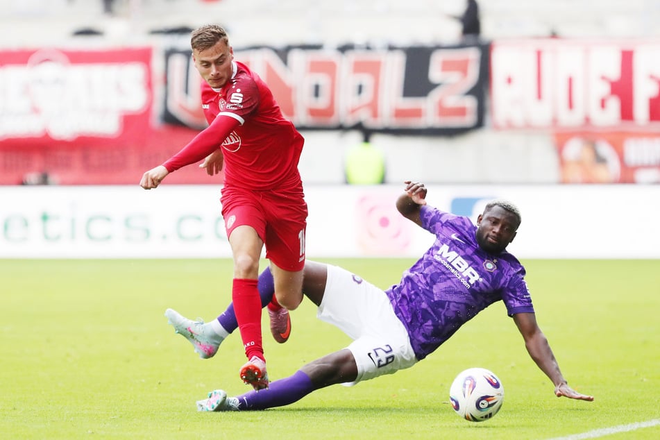Da hat es reingezogen! Jamilu Collins (31, r.) zog sich bei seinem ersten Spiel für Aue einen Muskelfaserriss im Oberschenkel zu.