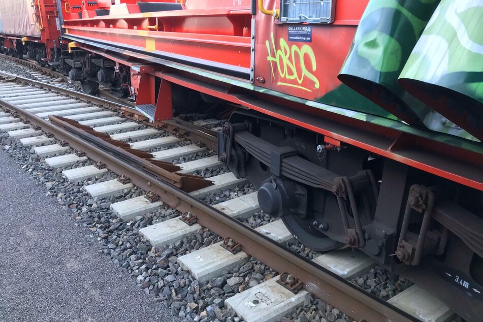 Sie rollten führerlos vom Gelände einer örtlichen Firma und prallten in der Nähe des Kreuztaler Bahnhofs auf eine entgegenkommende Rangierlok