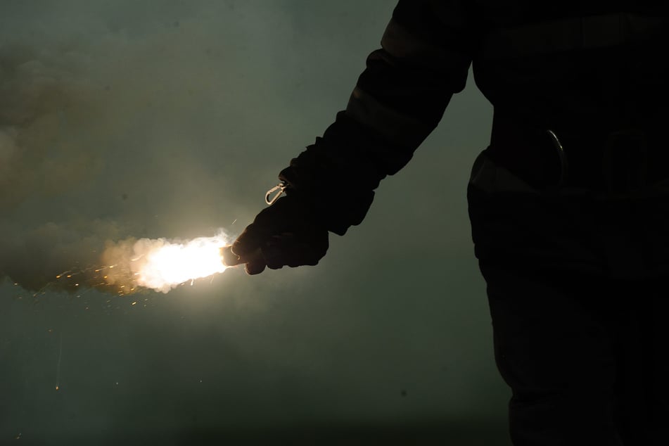 Laut Polizei warf ein Aue-Anhänger (17) Pyrotechnik aufs Spielfeld. (Symbolfoto)