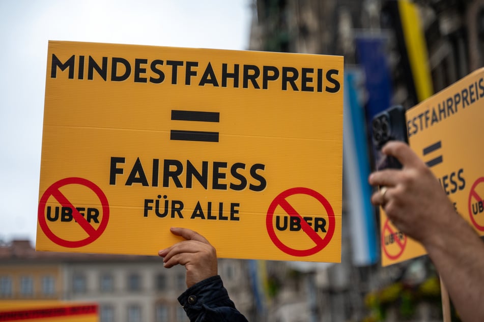 Ein Mindestpreis für Fahrdienstplattformen wie Uber soll in München auf den Weg gebracht werden. (Symbolbild)