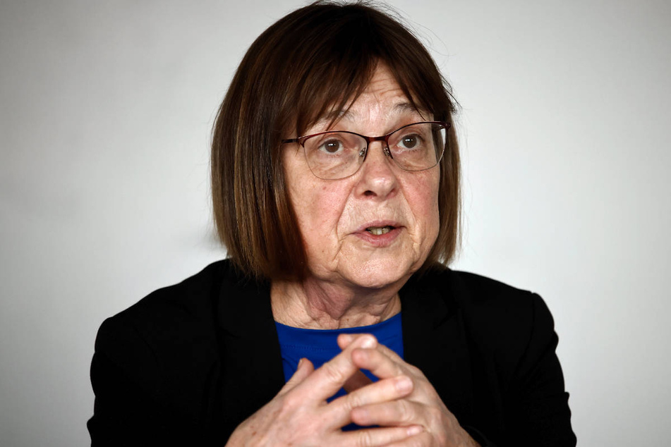 Brandenburgs Gesundheitsministerin Ursula Nonnemacher (65, Grüne) hat auf die angespannte Lage in den Kliniken hingewiesen und zu mehr Vorsicht beim Böllern aufgerufen.