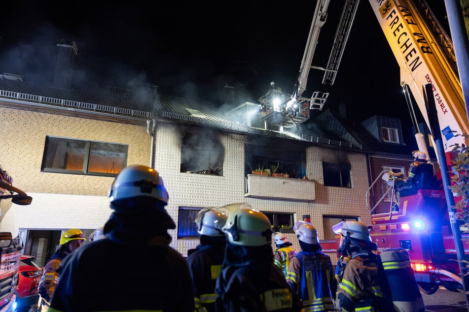 Die Feuerwehr war in der Nacht zu Freitag zu dem Mehrfamilienhaus in Frechen ausgerückt. Drei Menschen erlitten Verletzungen.