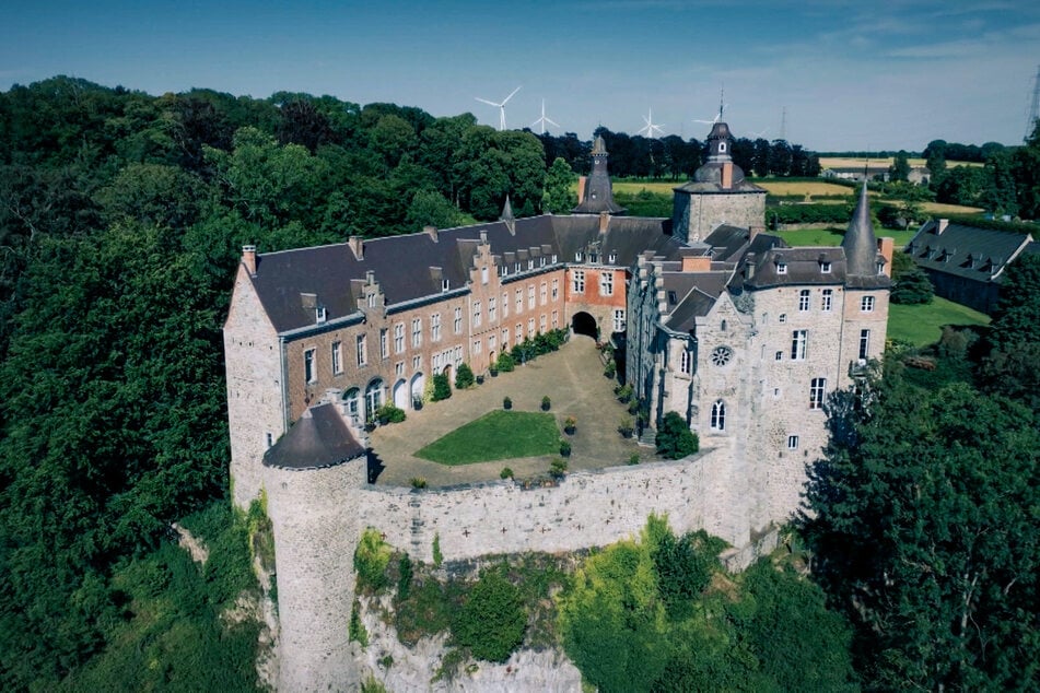 Gedreht wurde erneut auf dem belgischen Château de Mielmont.