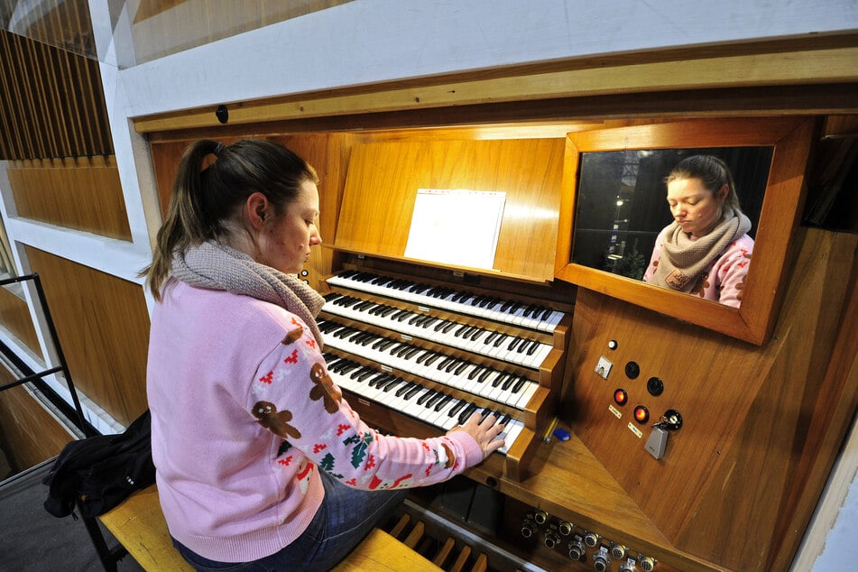 Damit die Orgel gestimmt werden kann, gibt Kira Mutze gibt am Spieltisch den Ton vor.