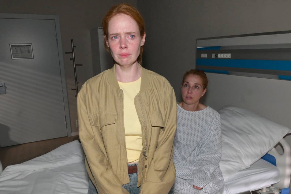 Toni (l.) erfährt im Krankenhaus die schockierende Wahrheit von Nina.