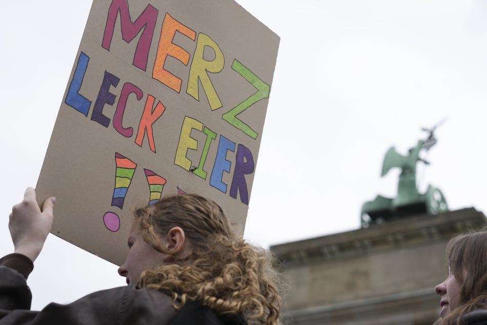 Auf Demos in ganz Deutschland zeigen sich Demonstranten von Kanzler Friedrich Merz (70) enttäuscht.