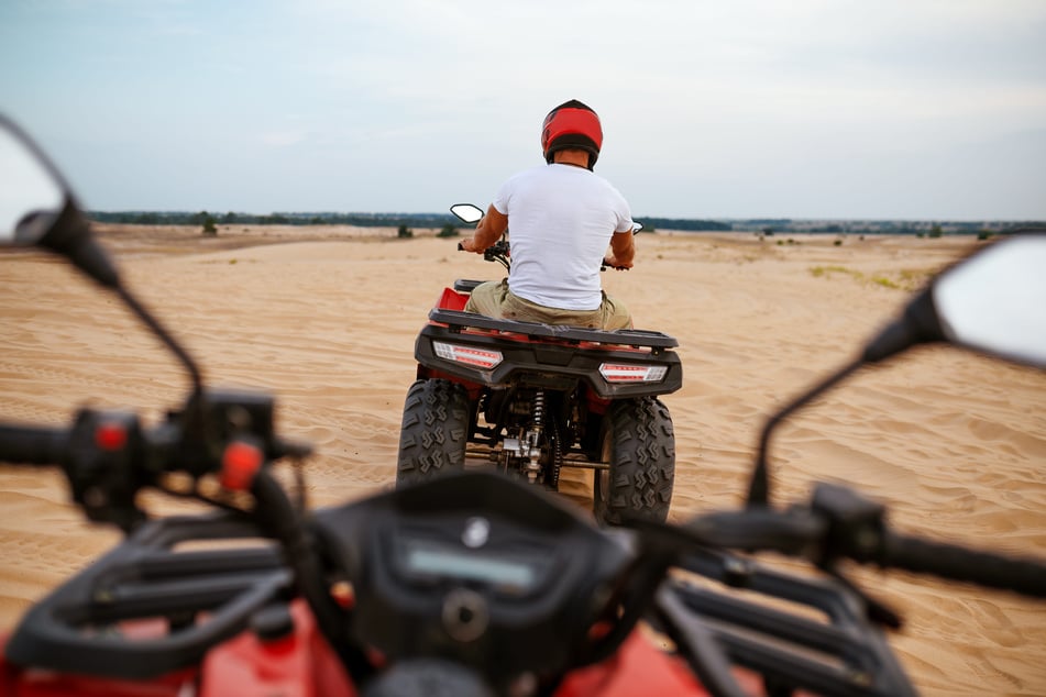Unglück in den Herbstferien: Deutscher Urlauber (32) und Mädchen (10) verletzen sich bei Quad-Crash