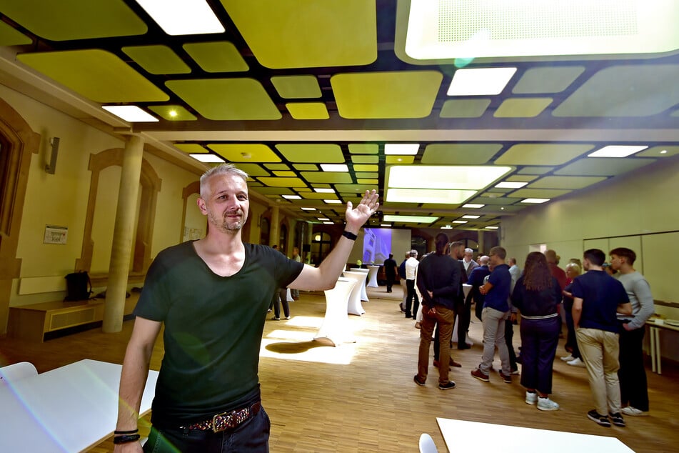 Projektleiter Leon-Pascal Keller (43) zeigt die neue lichtdurchflutete Mensa.